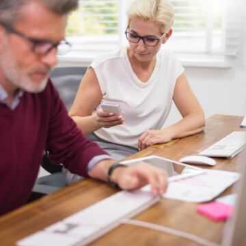 Un homme et une femme qui pourraient développer un cancer colorectal.