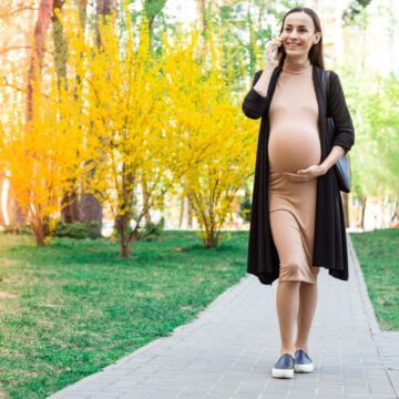 Femme en congé maternité bénéficiant du tiers payant intégral grâce à sa carte Vitale