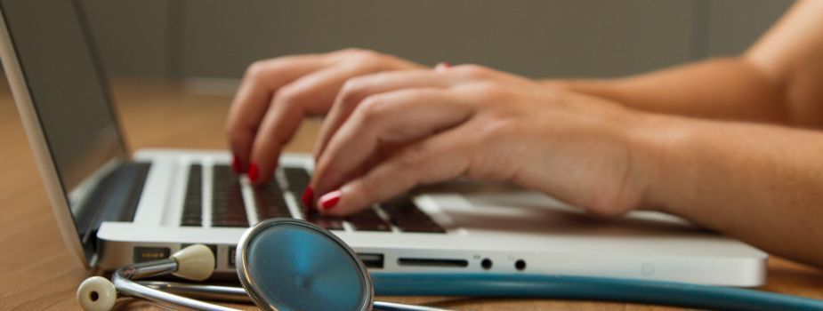 Personne qui fait une demande de complémentaire santé solidaire sur son ordinateur