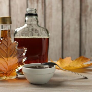 Sirop d'érable dans un décor automnal.