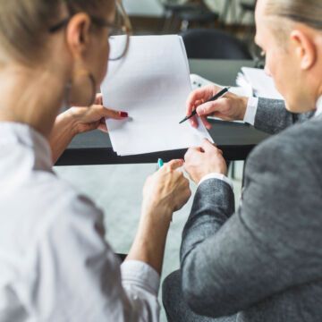 Deux fonctionnaires participent à une permanence de leur mutuelle sur le lieu de travail. Freepik