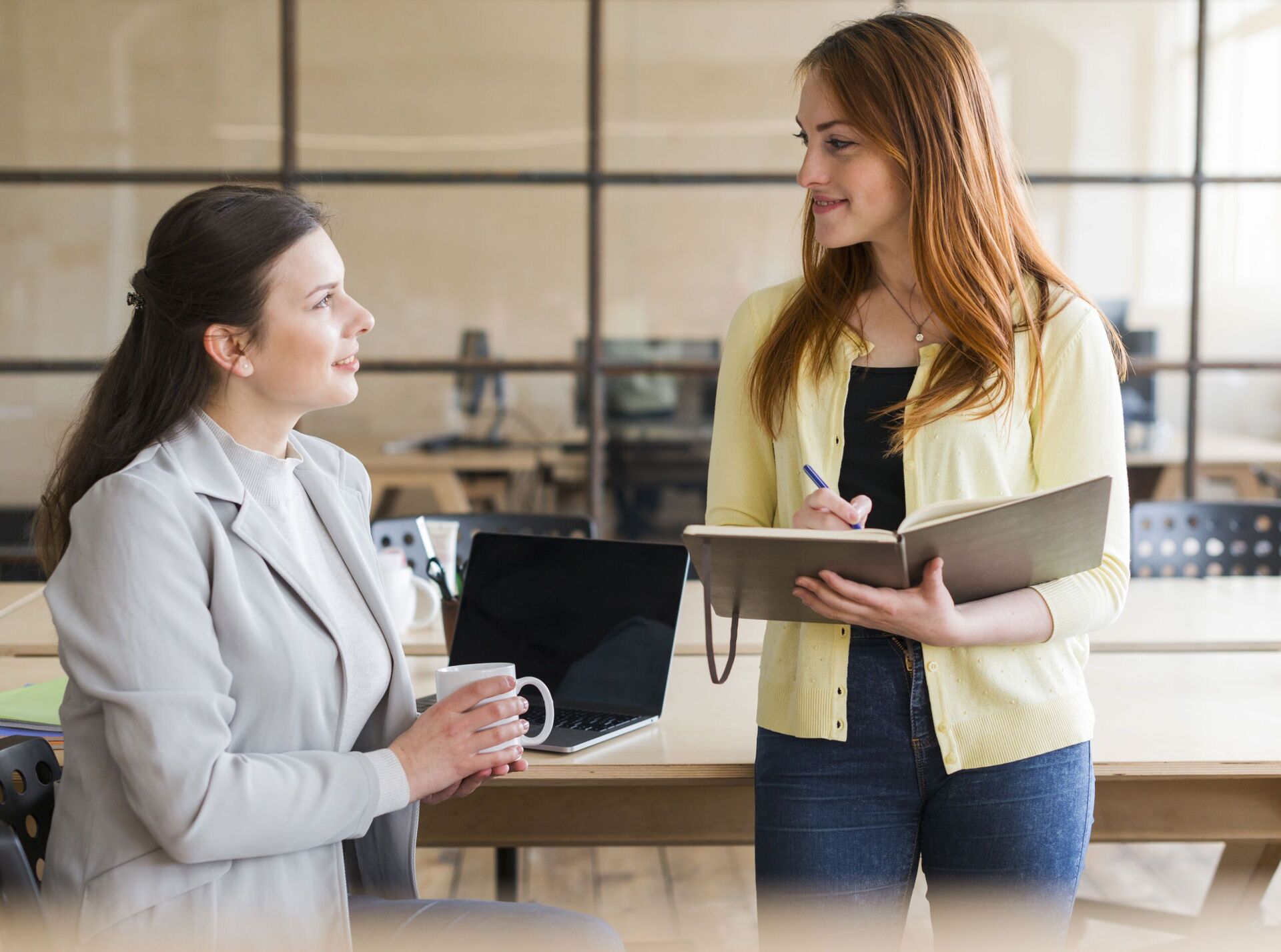 Employée qui discute avec son employeur au retour au travail après un burn out. Freepik