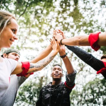 Équipe soudée qui pratique une activité sportive dans le cadre de la qualité de vie au travail QVT. Freepik