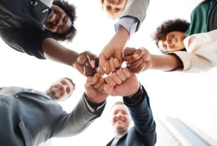 Équipe de salariés heureux avec une bonne qualité de vie au travail (QVT). Freepik.