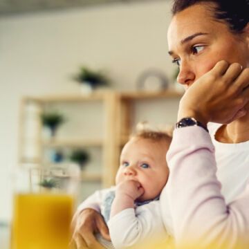 Jeune maman et son bébé qui souffre de baby blues ou de syndrome post partum. Freepik