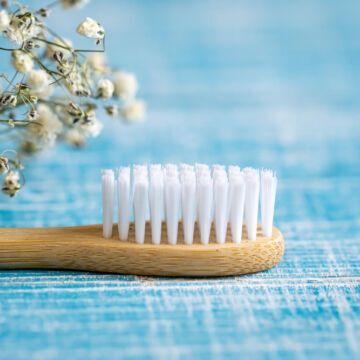 Brosse à dents sur une nappe bleue