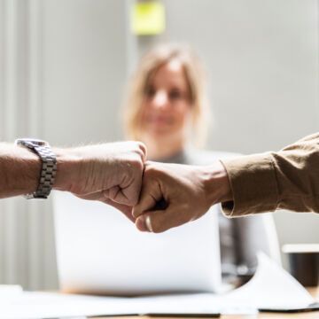 Salariés et représentants syndicaux dans une entreprise. Négociation pour la mutuelle d'entreprise.