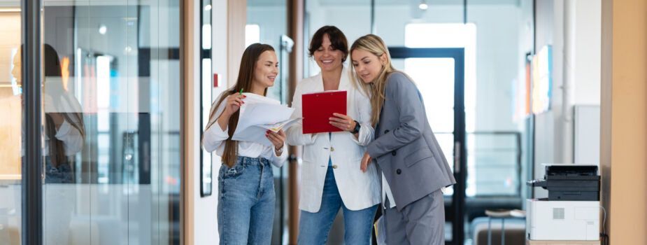 Femmes qui travaillent dans la même entreprise et ont la même mutuelle d'entreprise.