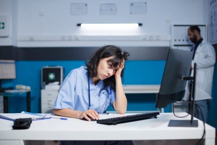 troubles-du-sommeil-chez-les-soignants-causes-et-solutions