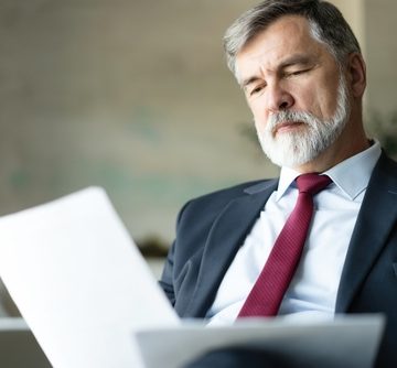 Employeur lisant un témoignage écrit prouvant l'accident du travail