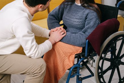 personne en fauteuil roulant souffrant de la maladie de Charcot. Pexels