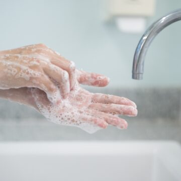 Laver les mains pour maintenir une bonne santé en hiver