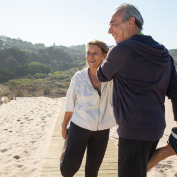 Couple de personnes âgées en bonne santé qui font de l'exercice et participent régulièrement à des ateliers de prévention.