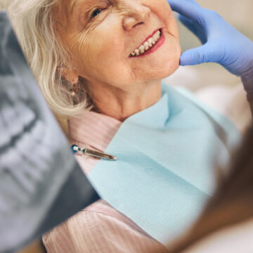 Femme âgée avec des dents en bonne santé, en rendez-vous chez le dentiste.