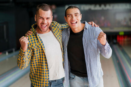 Deux jeunes hommes au bowling qui vivent une vie normale avec le VIH.