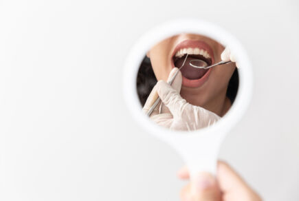 Patiente qui prend soin de ses dents, bouche ouverte chez le dentiste.