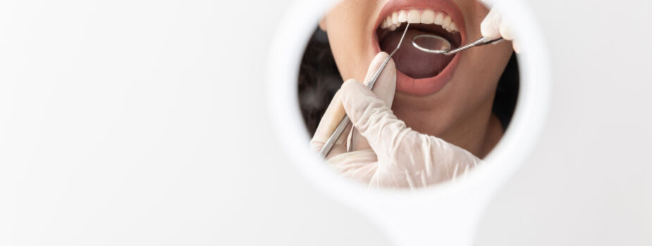 Patiente qui prend soin de ses dents, bouche ouverte chez le dentiste.
