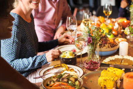 Repas de fête plus sains avec invités heureux à table.