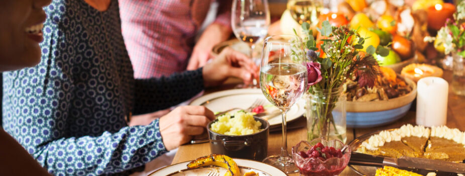 Repas de fête plus sains avec invités heureux à table.