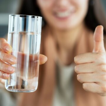 s'hydrater est essentiel pendant les repas de fête