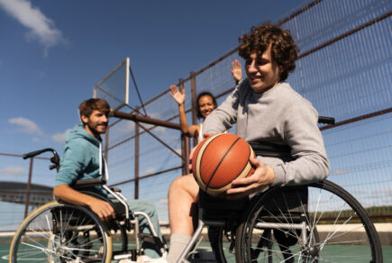 Inclusion par le sport, basket avec des personnes en fauteuil roulant et des personnes valides