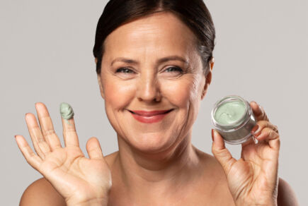 Femme qui se met de la crème sur le visage. Les cosmétiques peuvent contenir des perturbateurs endocriniens.