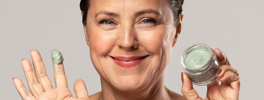 Femme qui se met de la crème sur le visage. Les cosmétiques peuvent contenir des perturbateurs endocriniens.