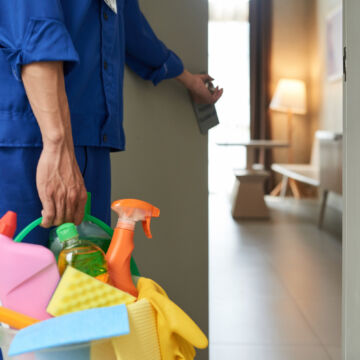 Femme de ménage qui visite un patient dans le cadre du maintien à domicile. Elle amène son seau de produits ménagers.