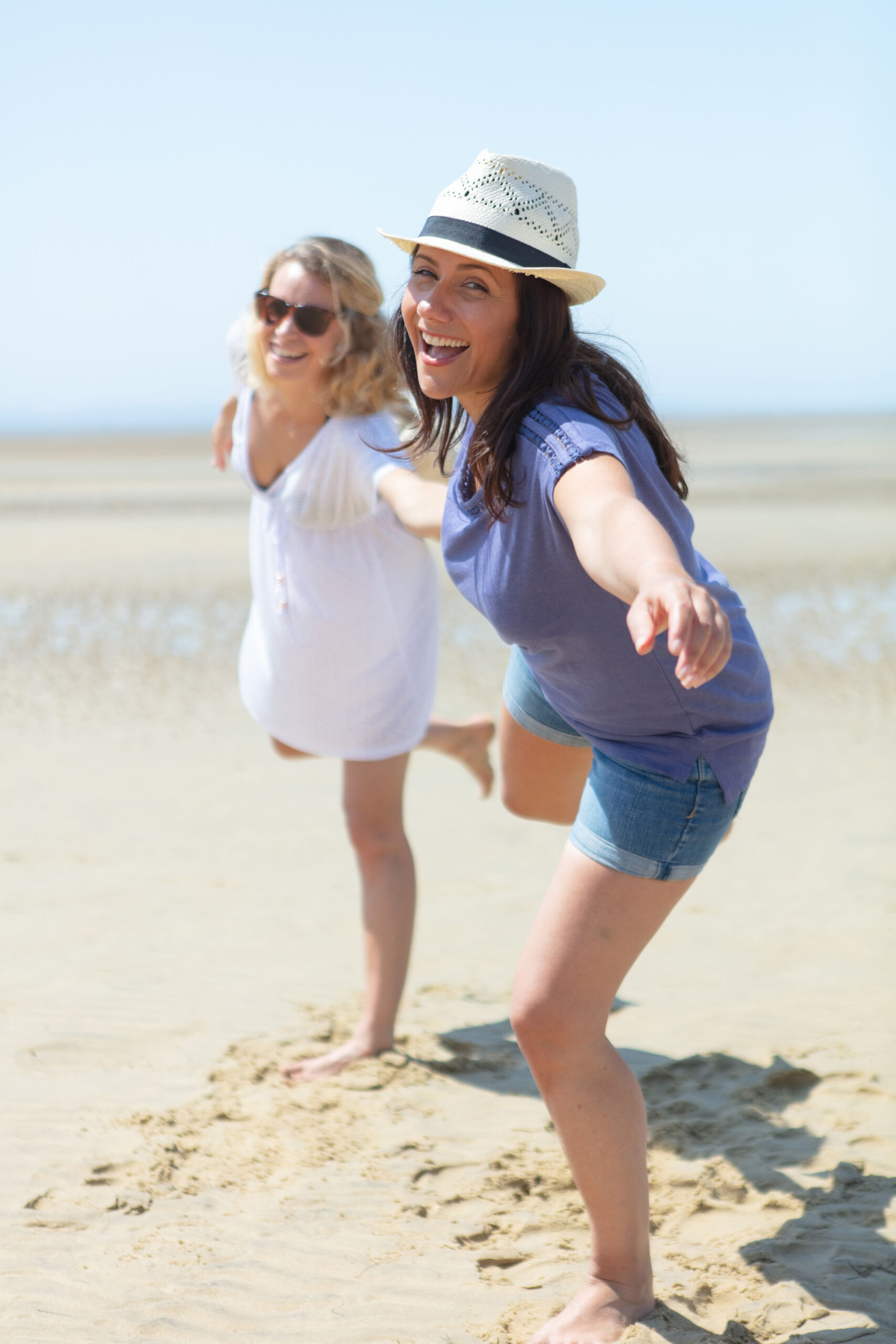 Deux jeunes femmes sur la plage qui ont profité du parrainage de la Mutuelle des Services Publics.