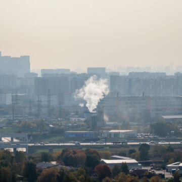 Ville polluée avec des substances cancérigènes, des particules fines dans l'air.