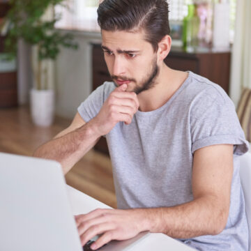 jeune homme qui consulte le site mon soutien psy sur son ordinateur