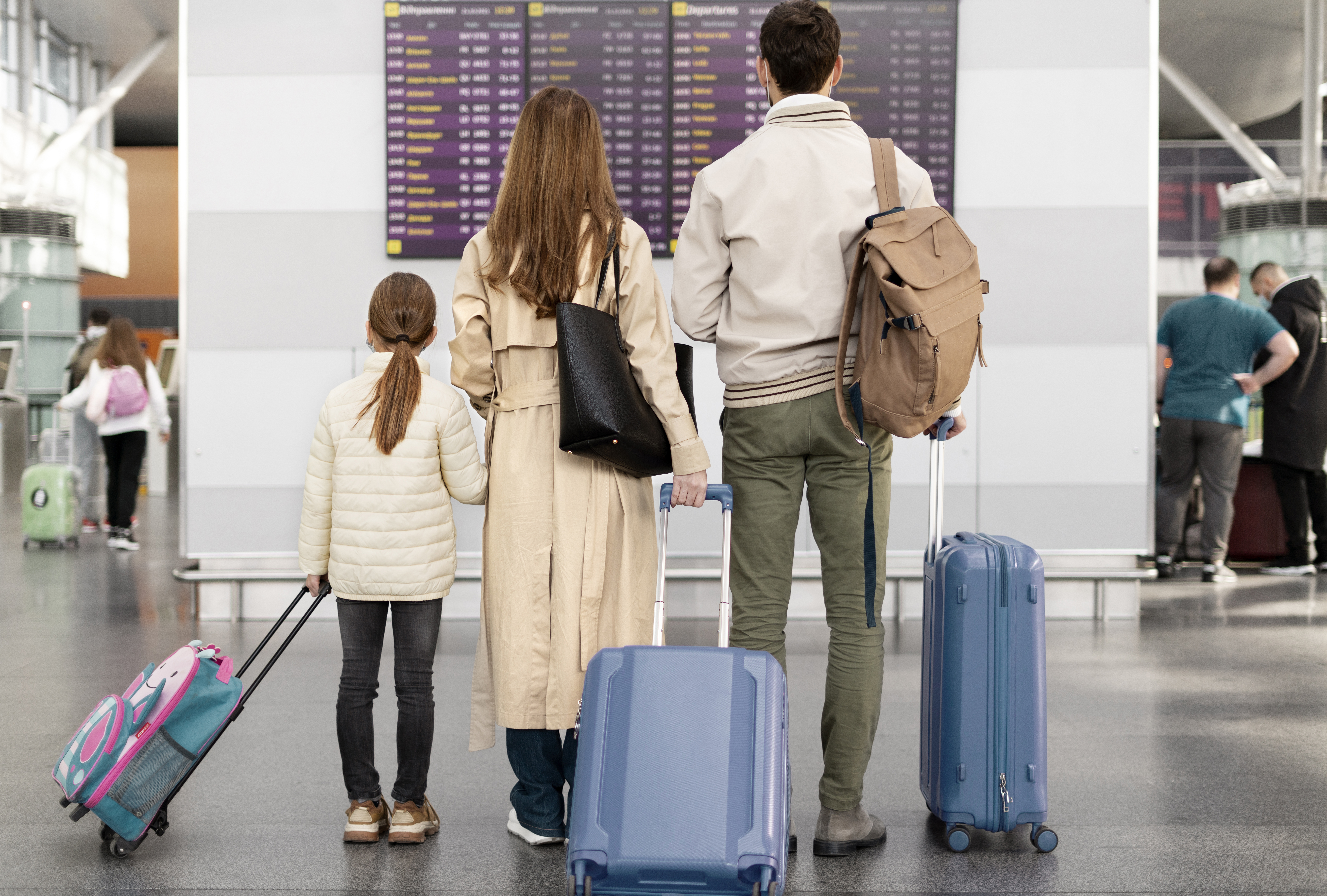 famille avec valise partant en voyage