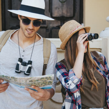 couple de voyageurs en séjour touristique